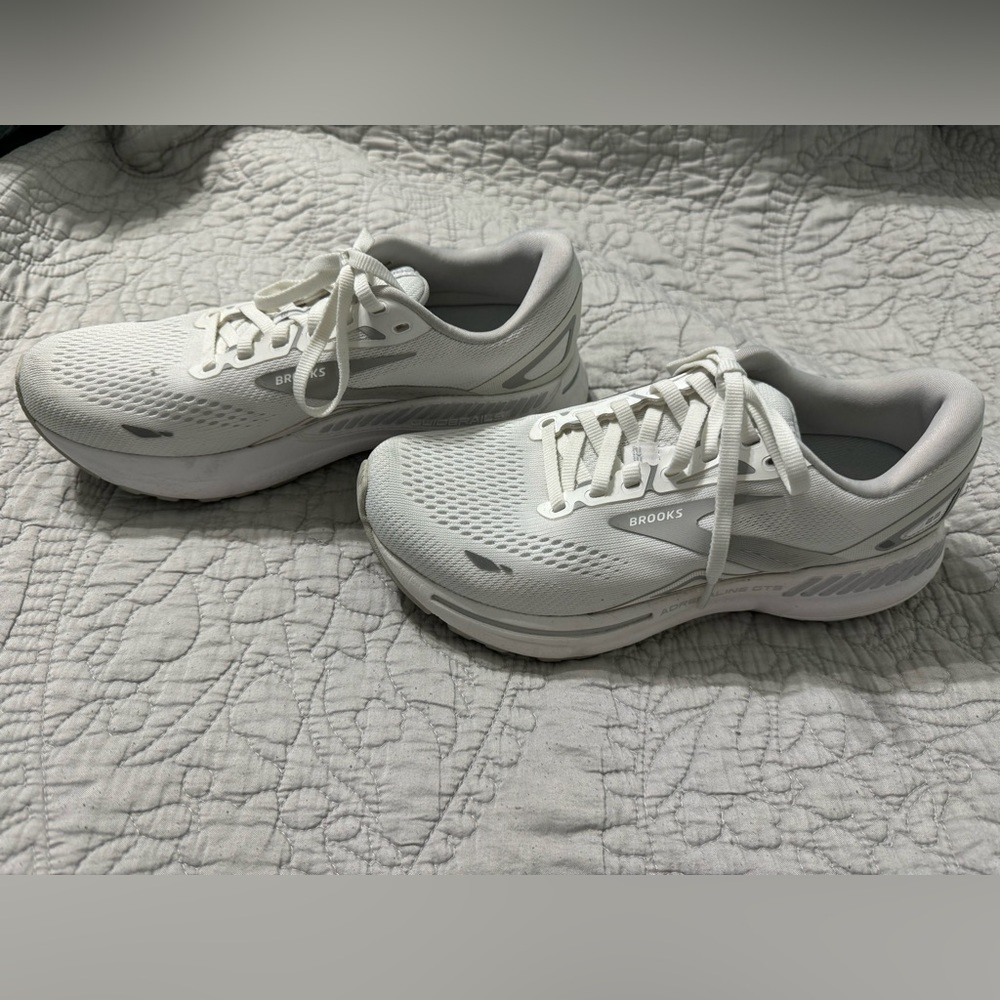 Womens Brooks Adrenaline GTS 23, Size 7.5M